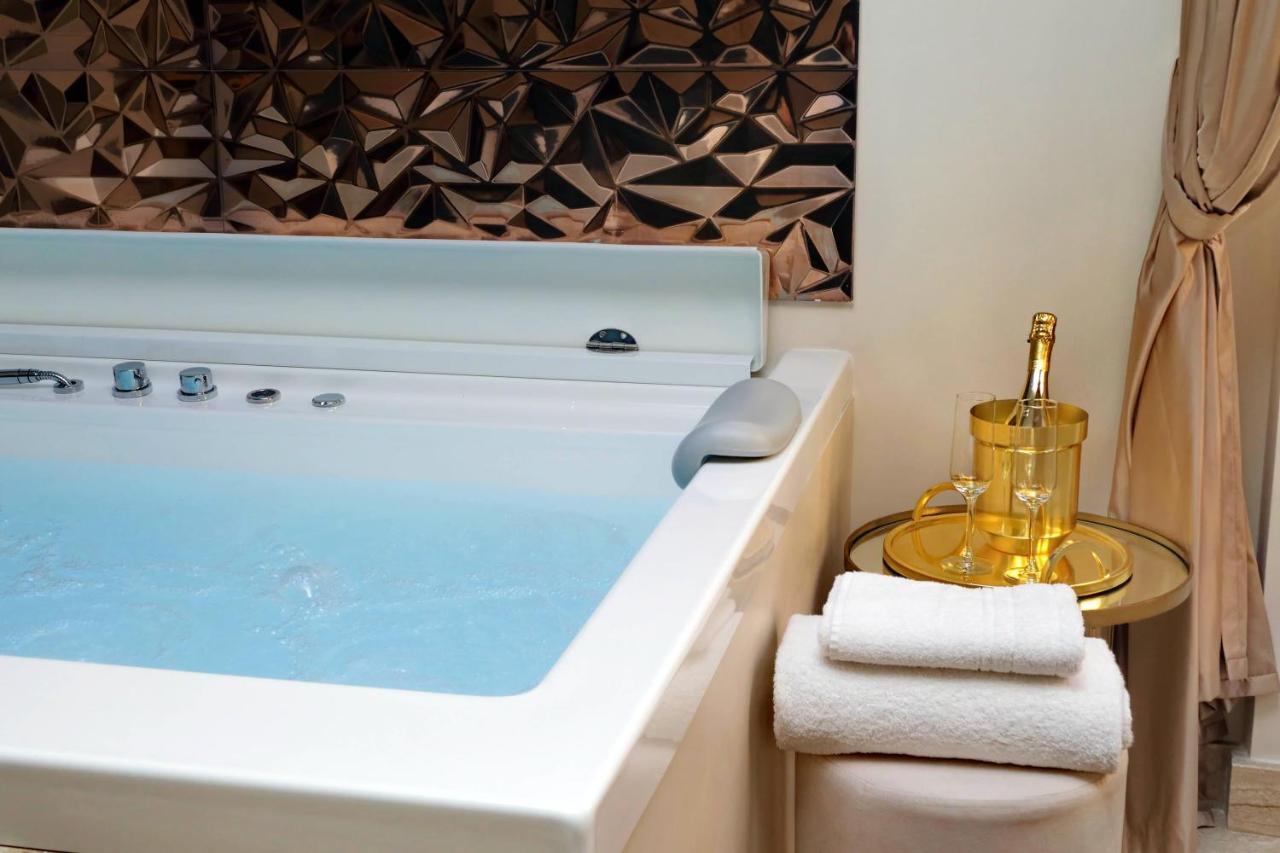 Spanish Hills Collection Luxury & Jacuzzi Pensión Roma
